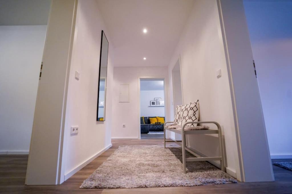 Yellow Station Apartment *