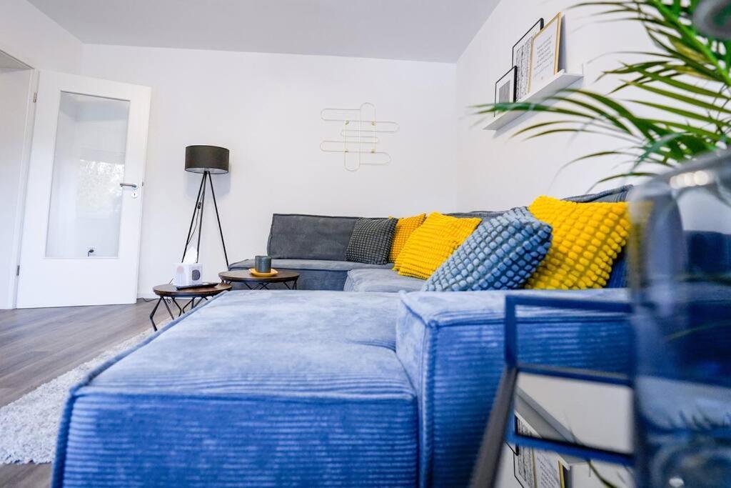 Yellow Station Apartment *